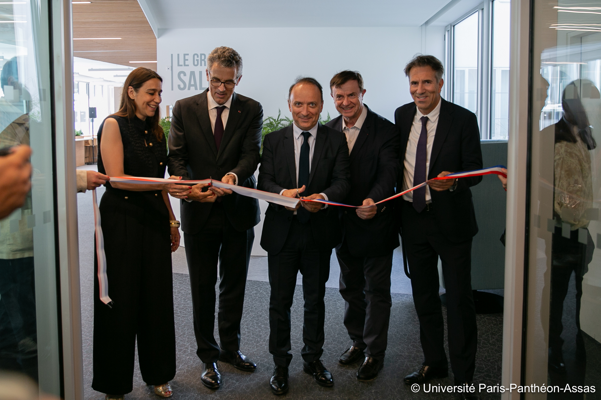 Coupure du ruban inaugurale par le président et les autorités