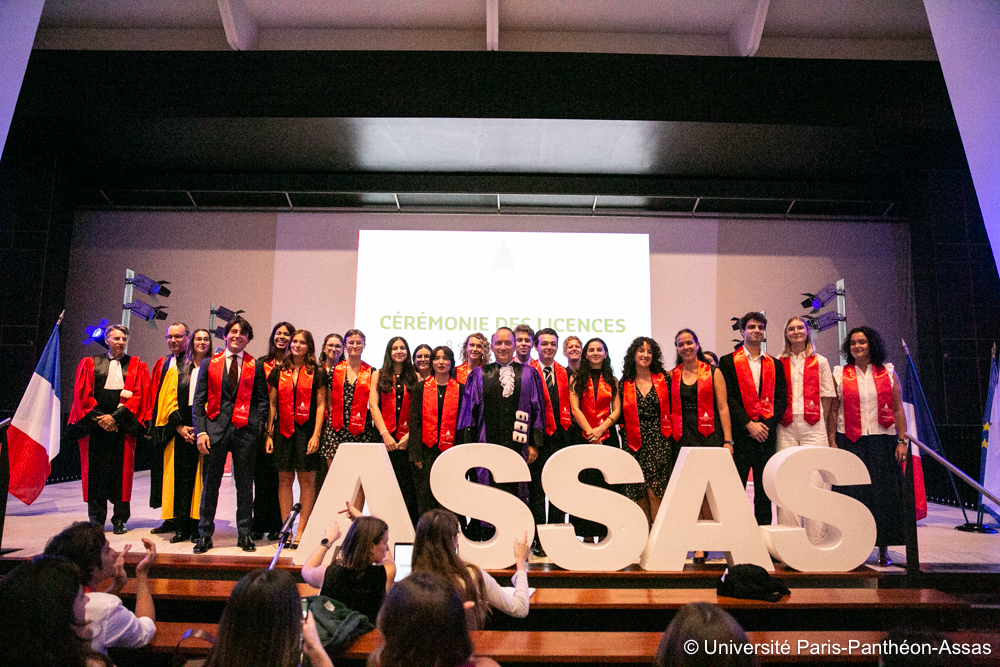 Des étudiants lauréats posent avec le président lors de la cérémonie des licences 2025