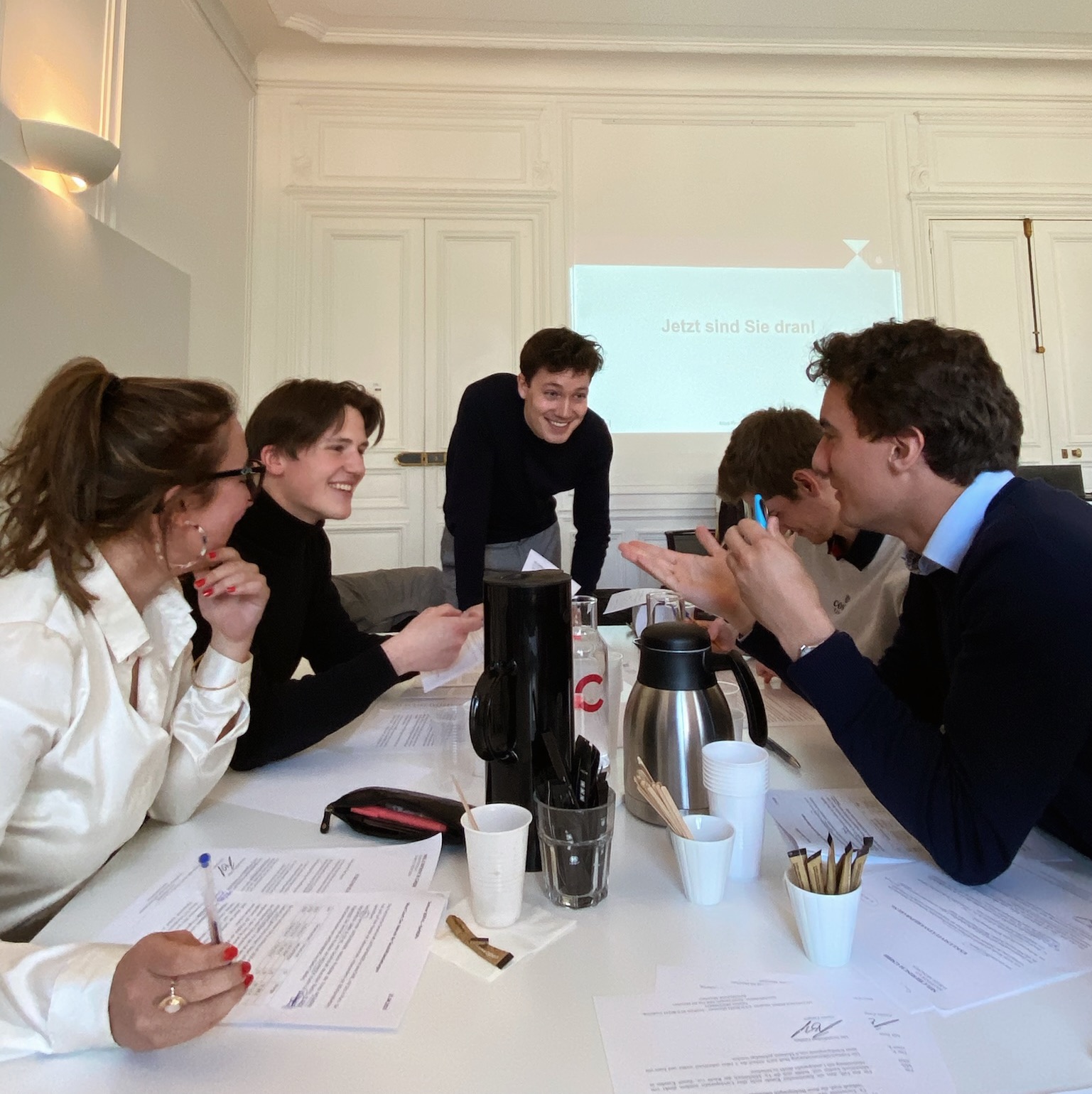 Etudiants Soffal Etudiants en groupe de travail durant la visite du cabinet Soffal