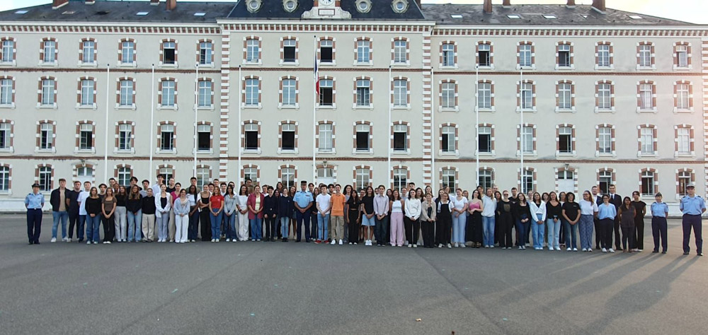 Photo de groupe du séminaire d'intégration des étudiants de 2e année (septembre 2023) du Collège de droit Photo de groupe du séminaire d'intégration des étudiants de 2e année (septembre 2023) du Collège de droit