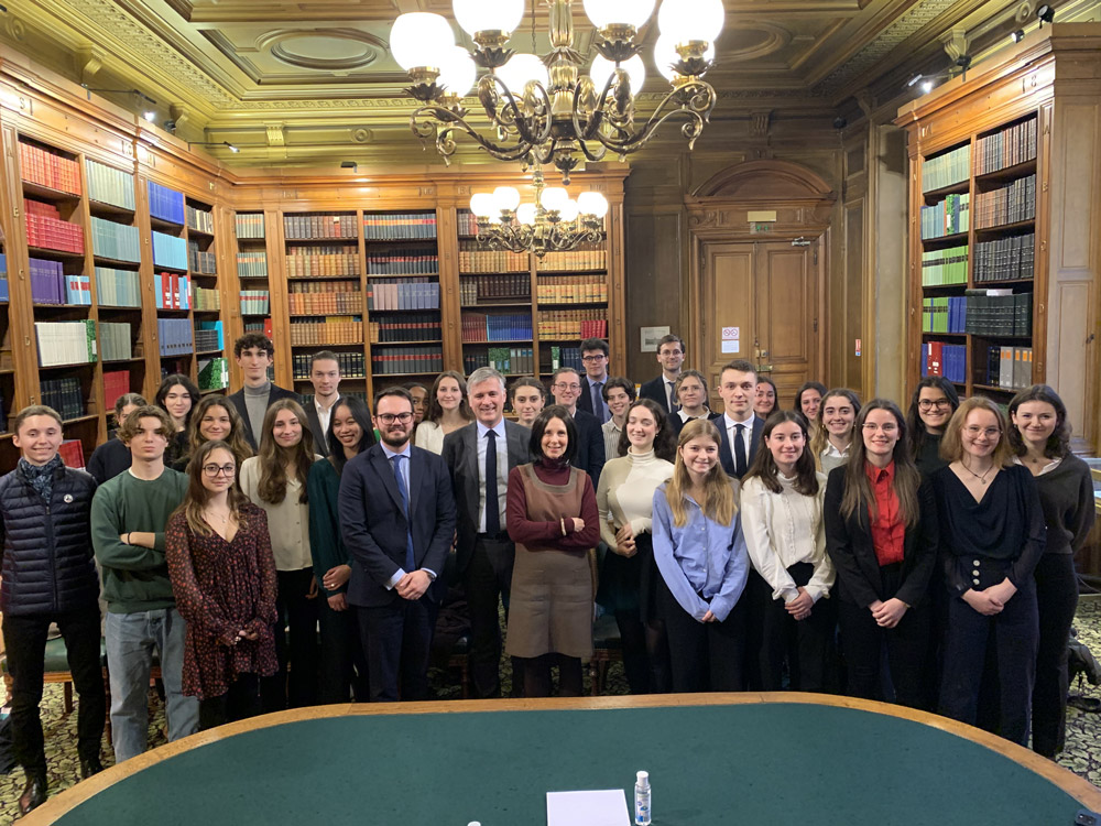 Photo des étudiants du Collège de droit 2023-2024 lors de la visite de l'ordre des avocats aux conseils Photo des étudiants du Collège de droit 2023-2024 lors de la visite de l'ordre des avocats aux conseils