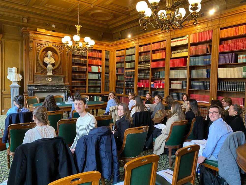 Photo du deuxième groupe du Collège de droit en visite à l'ordre des avocats au Conseil d’État et à la Cour de cassation Photo du deuxième groupe du Collège de droit en visite à l'ordre des avocats au Conseil d’État et à la Cour de cassation