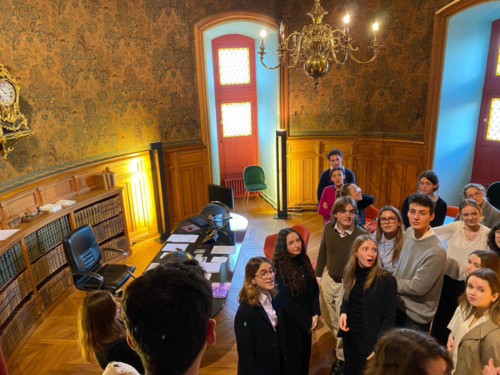 Photo du deuxième groupe du Collège de droit en visite à l'ordre des avocats au Conseil d’État et à la Cour de cassation Photo du deuxième groupe du Collège de droit en visite à l'ordre des avocats au Conseil d’État et à la Cour de cassation