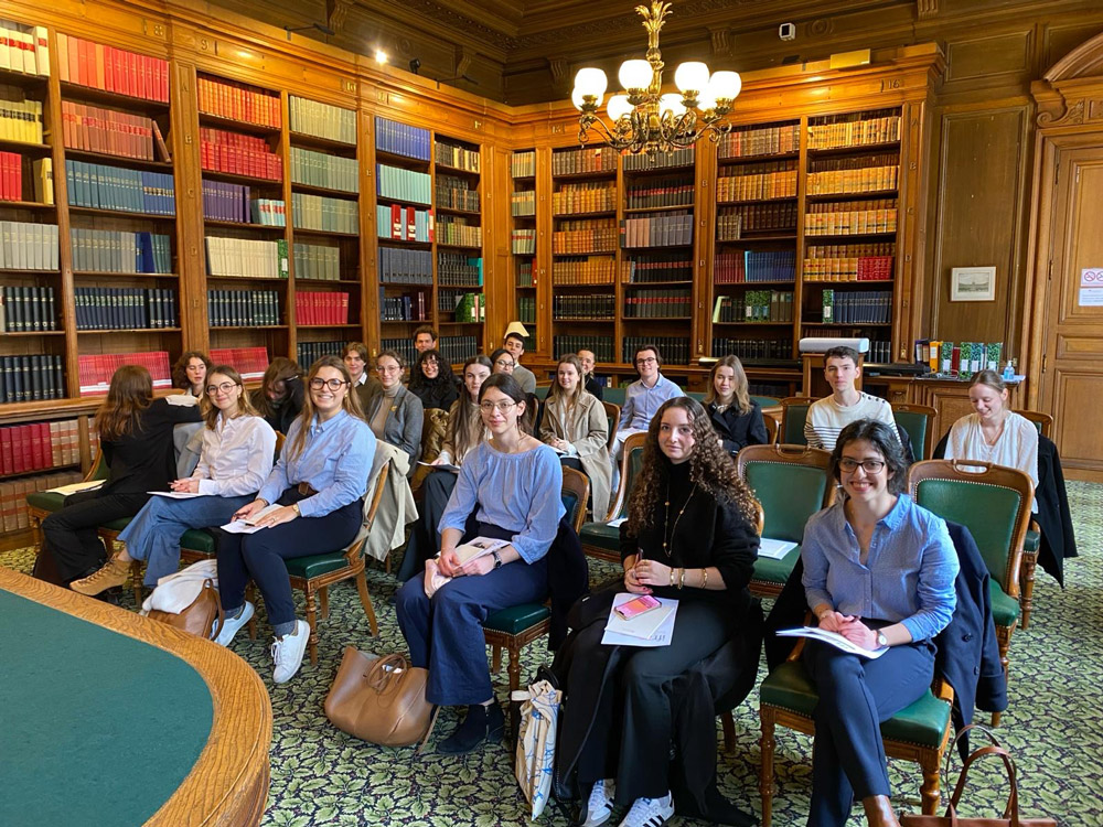 Photo du deuxième groupe du Collège de droit en visite à l'ordre des avocats au Conseil d’État et à la Cour de cassation Photo du deuxième groupe du Collège de droit en visite à l'ordre des avocats au Conseil d’État et à la Cour de cassation