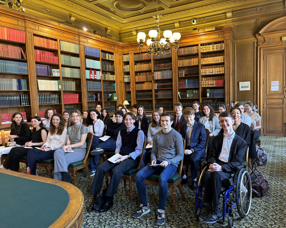 Photo de la visite du 3e groupe des étudiants du Collège de droit à l'ordre des avocats aux conseils Photo de la visite du 3e groupe des étudiants du Collège de droit à l'ordre des avocats aux conseils