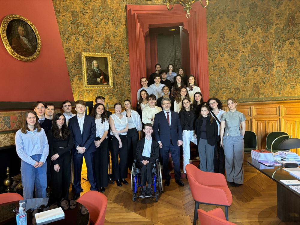 Photo de la visite du 3e groupe des étudiants du Collège de droit à l'ordre des avocats aux conseils Photo de la visite du 3e groupe des étudiants du Collège de droit à l'ordre des avocats aux conseils