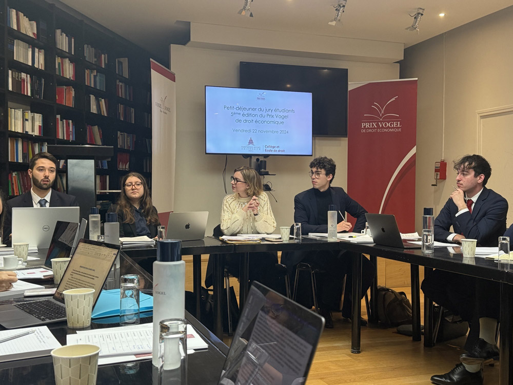 Photo de groupe lors de la Remise du coup de cœur du Prix Vogel de droit économique 2024 Photo de groupe lors de la Remise du coup de cœur du Prix Vogel de droit économique 2024