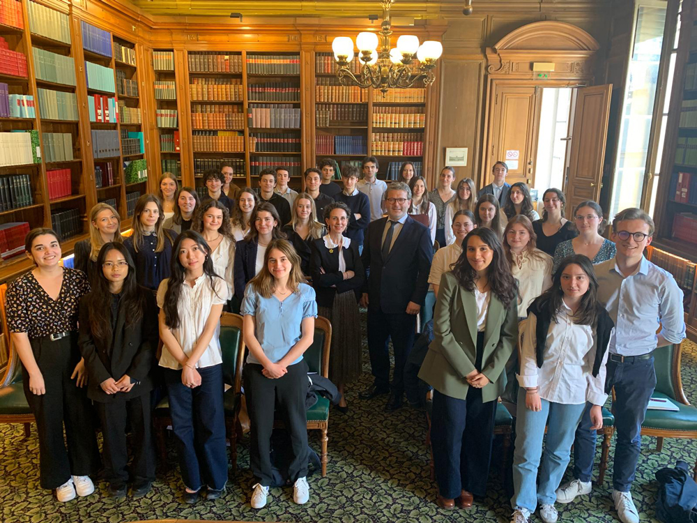 Photo du troisième groupe d'étudiants du collège de droit lors de la visite à l'Ordre des avocats aux Conseils Photo du troisième groupe d'étudiants du collège de droit lors de la visite à l'Ordre des avocats aux Conseils