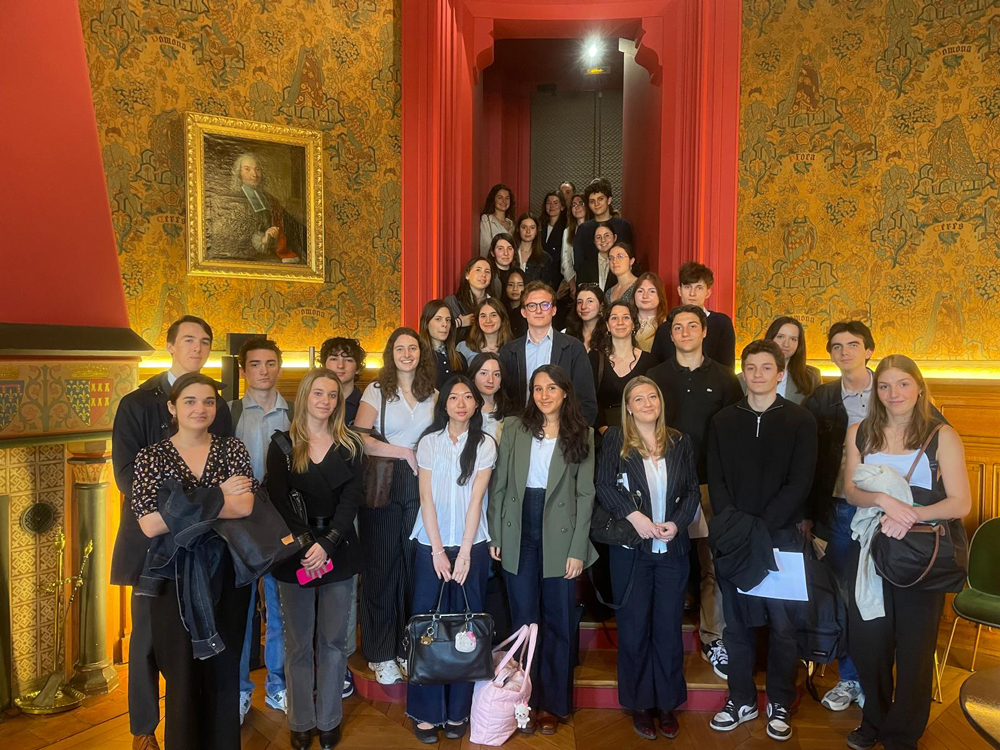 Photo du troisième groupe d'étudiants du collège de droit lors de la visite à l'Ordre des avocats aux Conseils Photo du troisième groupe d'étudiants du collège de droit lors de la visite à l'Ordre des avocats aux Conseils