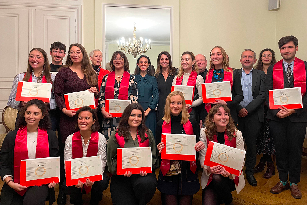 Photo de groupe de la promotion 2022 lors de la remise de diplôme du M2 Communication, sociologie du droit et de la justice