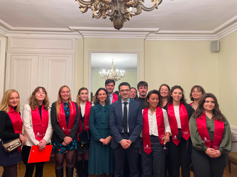 Photo de groupe de la promotion 2022 lors de la remise de diplôme du M2 Communication, sociologie du droit et de la justice