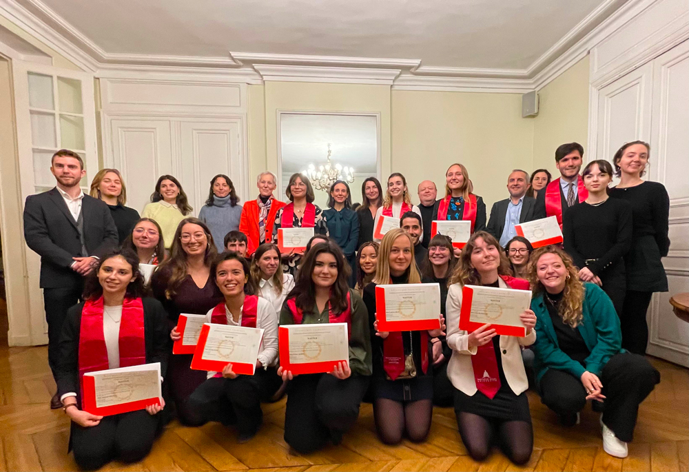Photo de groupe de la promotion 2022 lors de la remise de diplôme du M2 Communication, sociologie du droit et de la justice