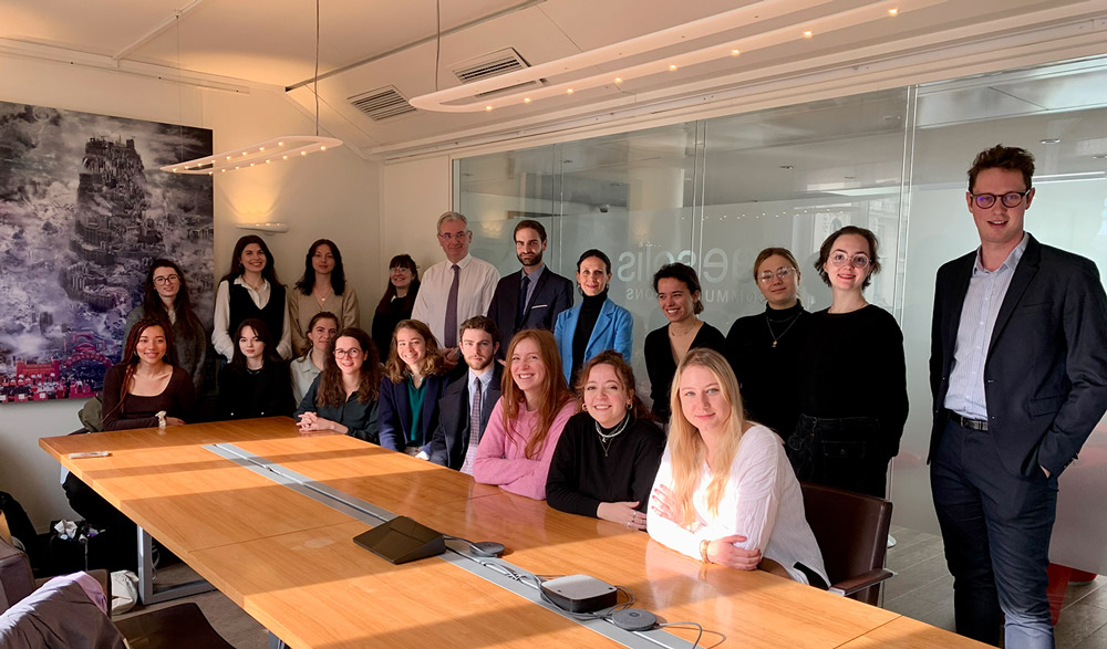 Photo de la promomtion du master Communication et sociologie du droit et de la justice en visite chez Vae Solis Photo de la promomtion du master Communication et sociologie du droit et de la justice en visite chez Vae Solis