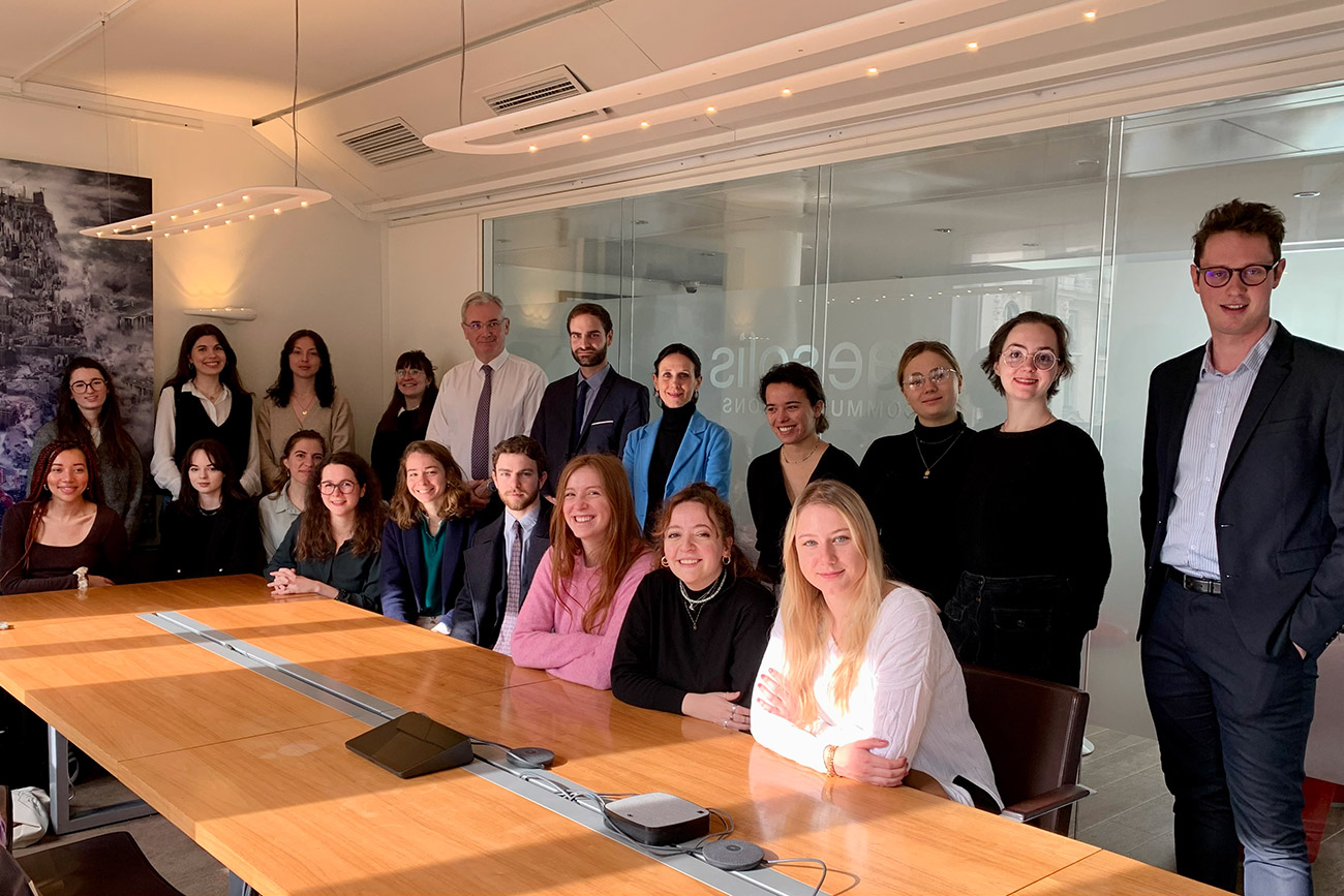 Photo de la promomtion du master Communication et sociologie du droit et de la justice en visite chez Vae Solis Photo de la promomtion du master Communication et sociologie du droit et de la justice en visite chez Vae Solis