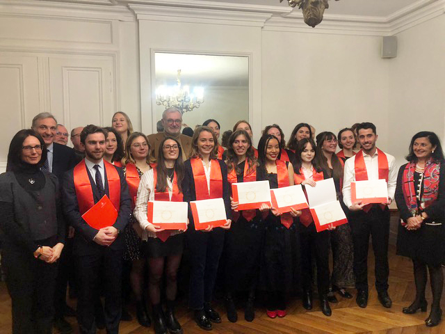 Photo de groupe de la remise de diplome 2023 du M2 Communication et sociologie du droit et de la justice