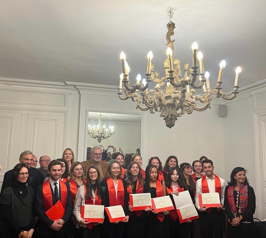 Photo de groupe de la remise de diplome 2023 du M2 Communication et sociologie du droit et de la justice