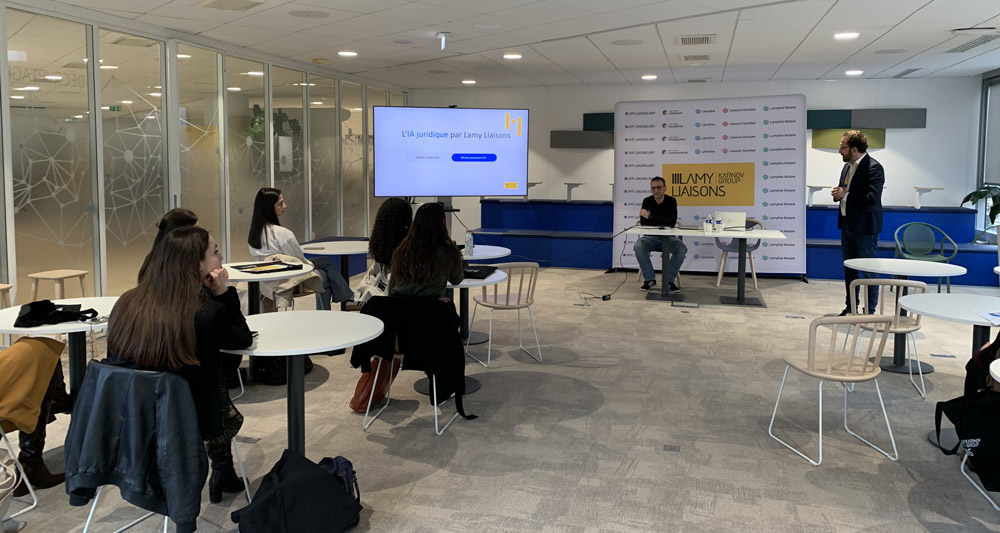 Photo des étudiants du master 2 Communication et sociologie du   droit et de la justice lors de la rencontre avec la société LAMY