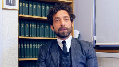 Photo de Mohamed Yahya Mahayni lors de la conférence de la salle 102 du CRDI