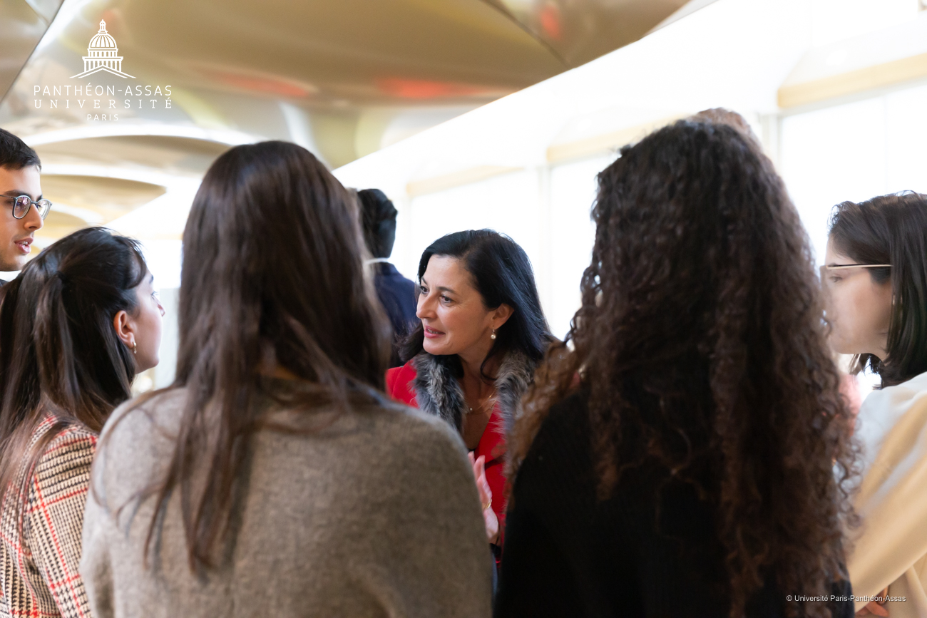 La vice-présidente en charge des affaires internationales s'entretient avec des étudiants en mobilité étudiante