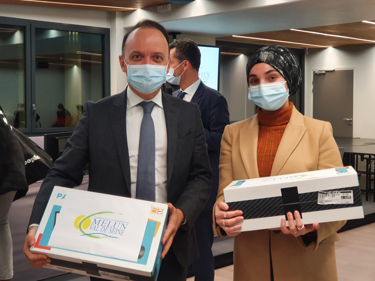 Don d'ordinateurs à l'Institut pour l'égalité des chances, centre Melun