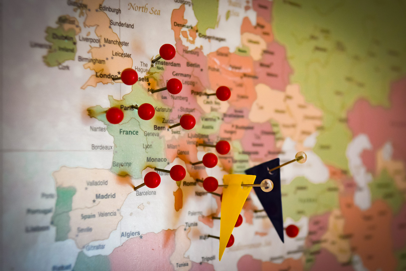 Photo d'illustration représentant l'Europe avec des épingles sur certaines villes