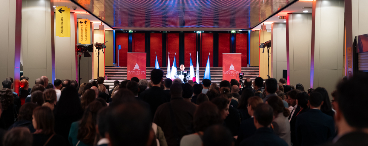 photo cérémonie de rentrée dans le hall du centre Assas