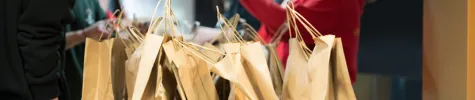 Distribution solidaire d'aide alimentaire pour les étudiants au centre Assas