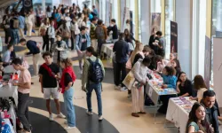Des étudiants dans le patio lors du village des associations