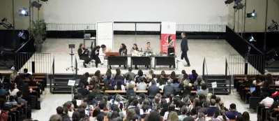 Vue sur la scène du grand amphithéâtre lors de la conférence Jubillar