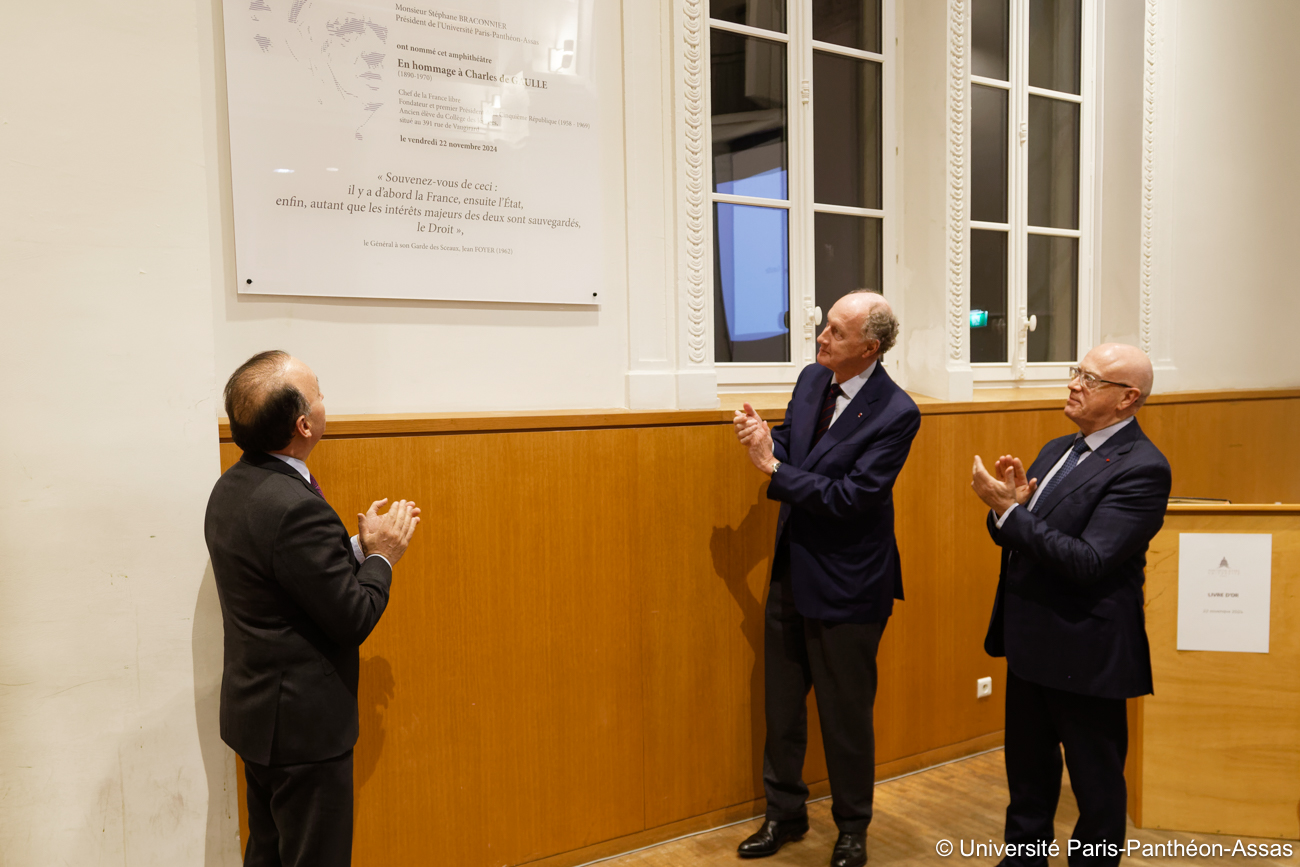 Dévoilement de la plaque commémorative lors du baptême de l'amphithéâtre Charles de Gaulle