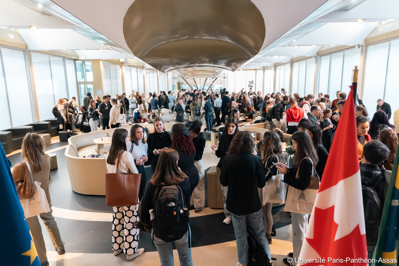 Le président de l'université stéphane Braconnier et la vice-présidente Emmanuelle Favreau accueillant les étudiants internationaux Le président de l'université stéphane Braconnier et la vice-présidente Emmanuelle Favreau accueillant les étudiants internationaux