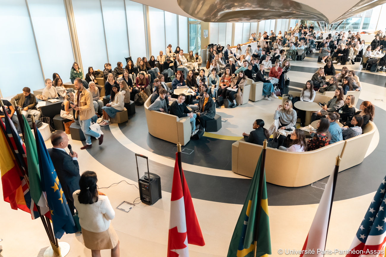 Le président de l'université stéphane Braconnier et la vice-présidente Emmanuelle Favreau accueillant les étudiants internationaux Le président de l'université stéphane Braconnier et la vice-présidente Emmanuelle Favreau accueillant les étudiants internationaux