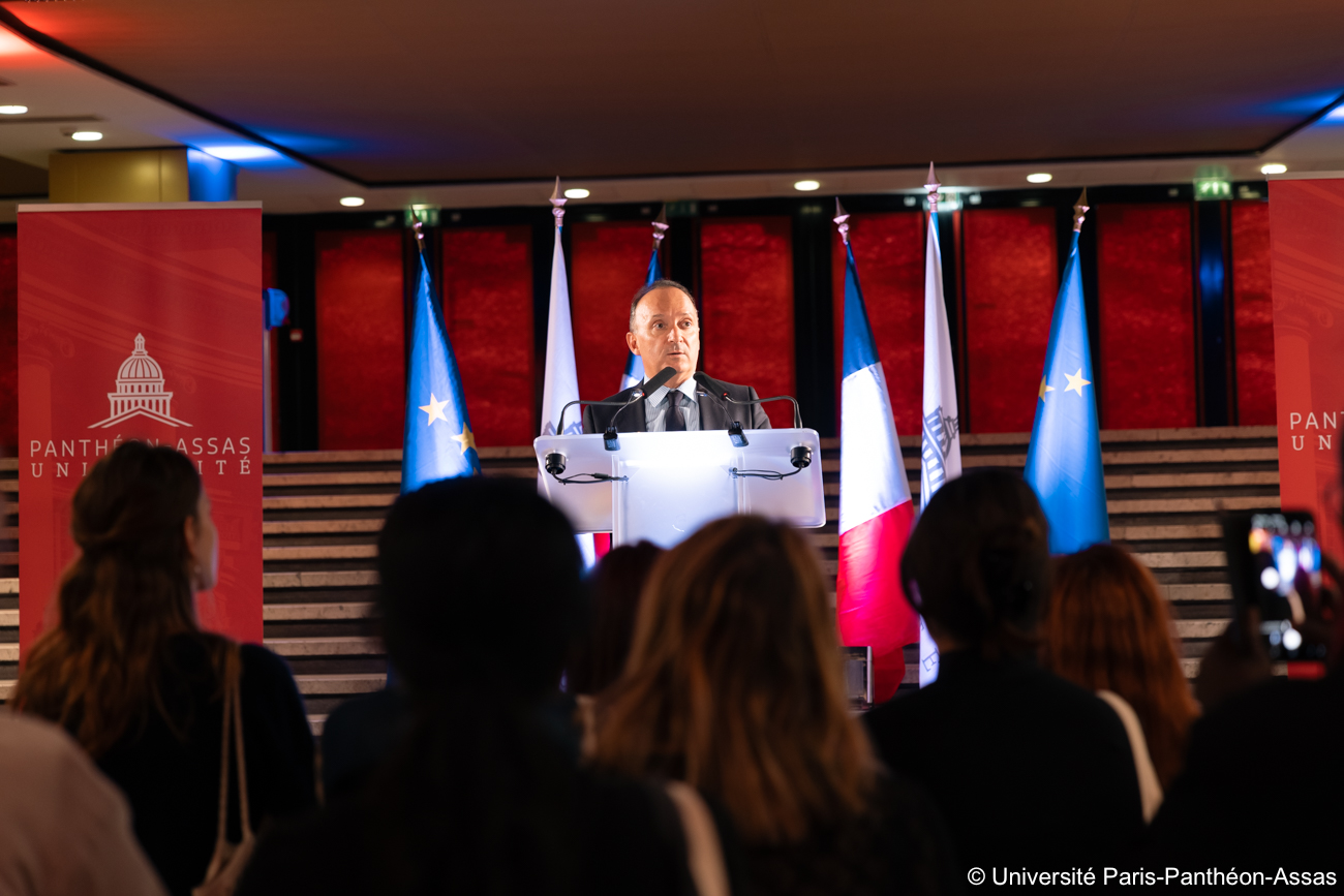 Le président de l'université Stéphane Braconnier prononçant son discours de rentrée Le président de l'université Stéphane Braconnier prononçant son discours de rentrée