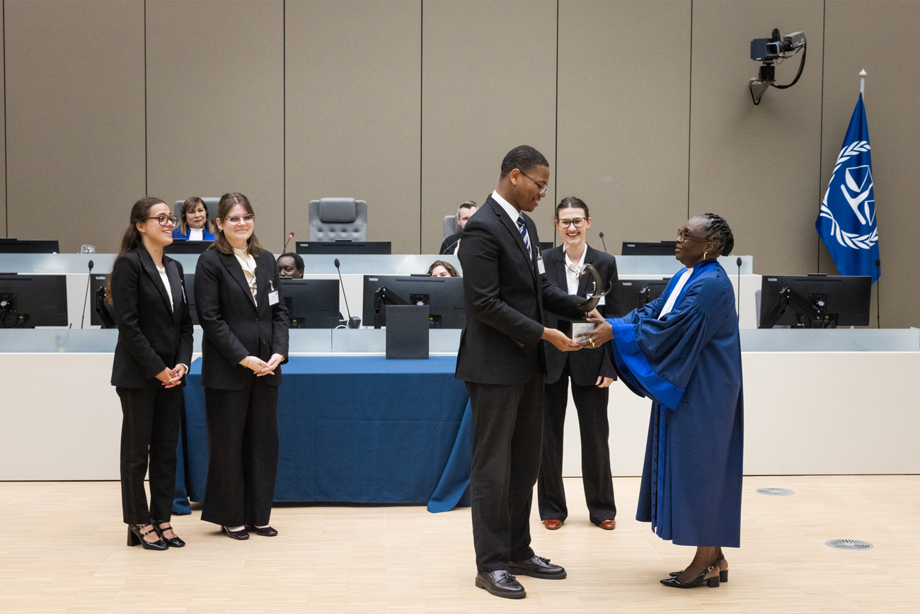 Des étudiants de l'université remporte la version française du concours de procès fictif de la CPI